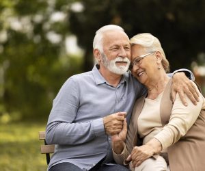 medium-shot-smiley-senior-couple-sitting